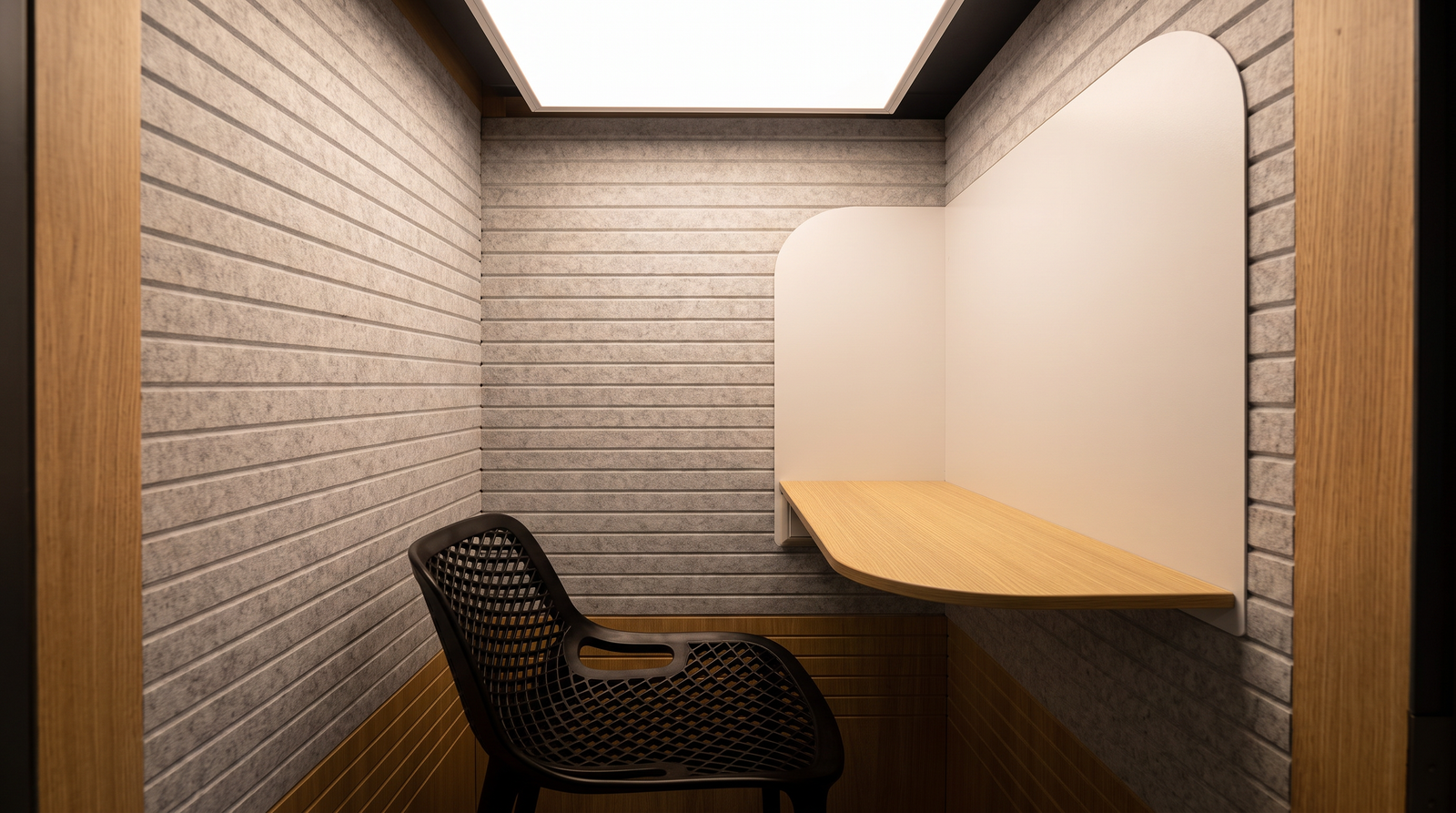 Detalle interior: mesa integrada y toma multinorma